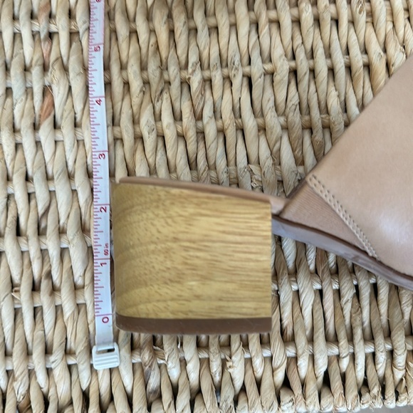 Madewell beige/tan strappy slides in good condition! - Picture 2 of 3